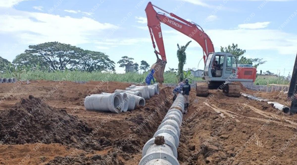 penggunaan excavator dalam pemasangan pipa beton rcp